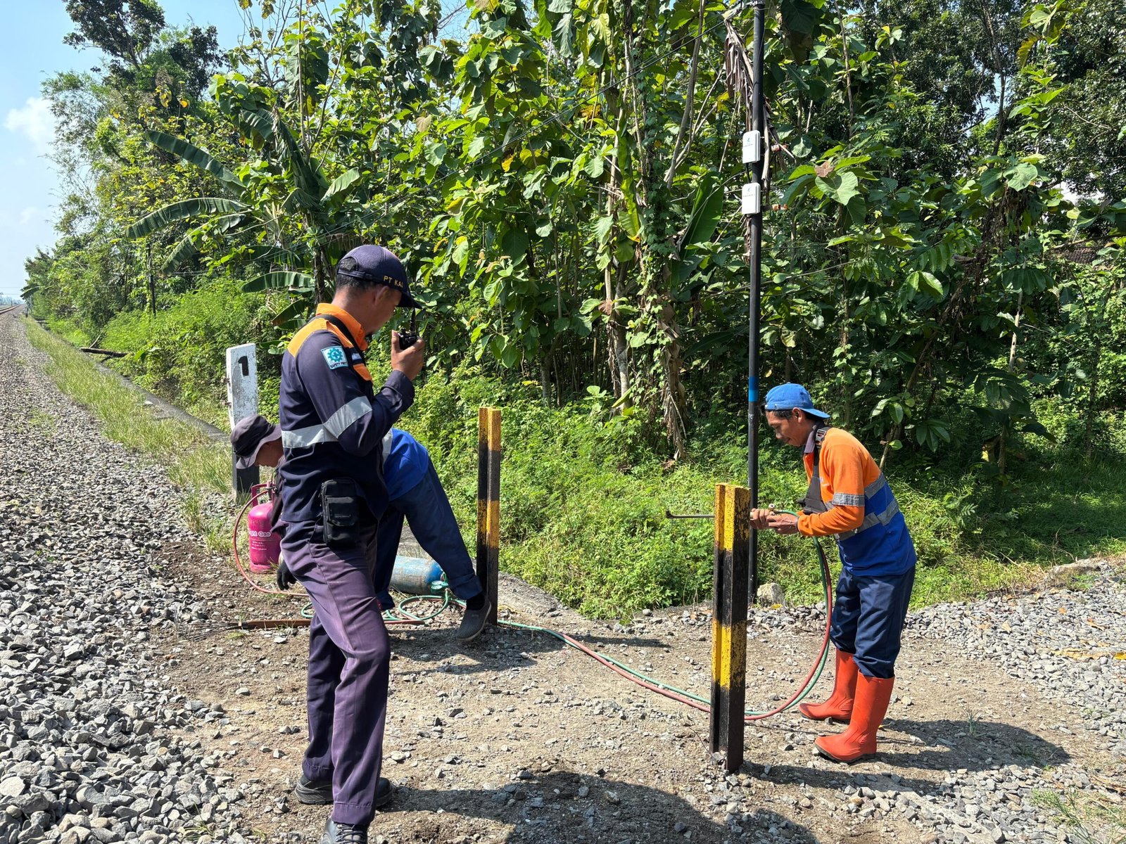 KAI Daop 4 Semarang menutup perlintasan sebidang tak dijaga di Grobogan untuk meningkatkan keselamatan perjalanan kereta api.