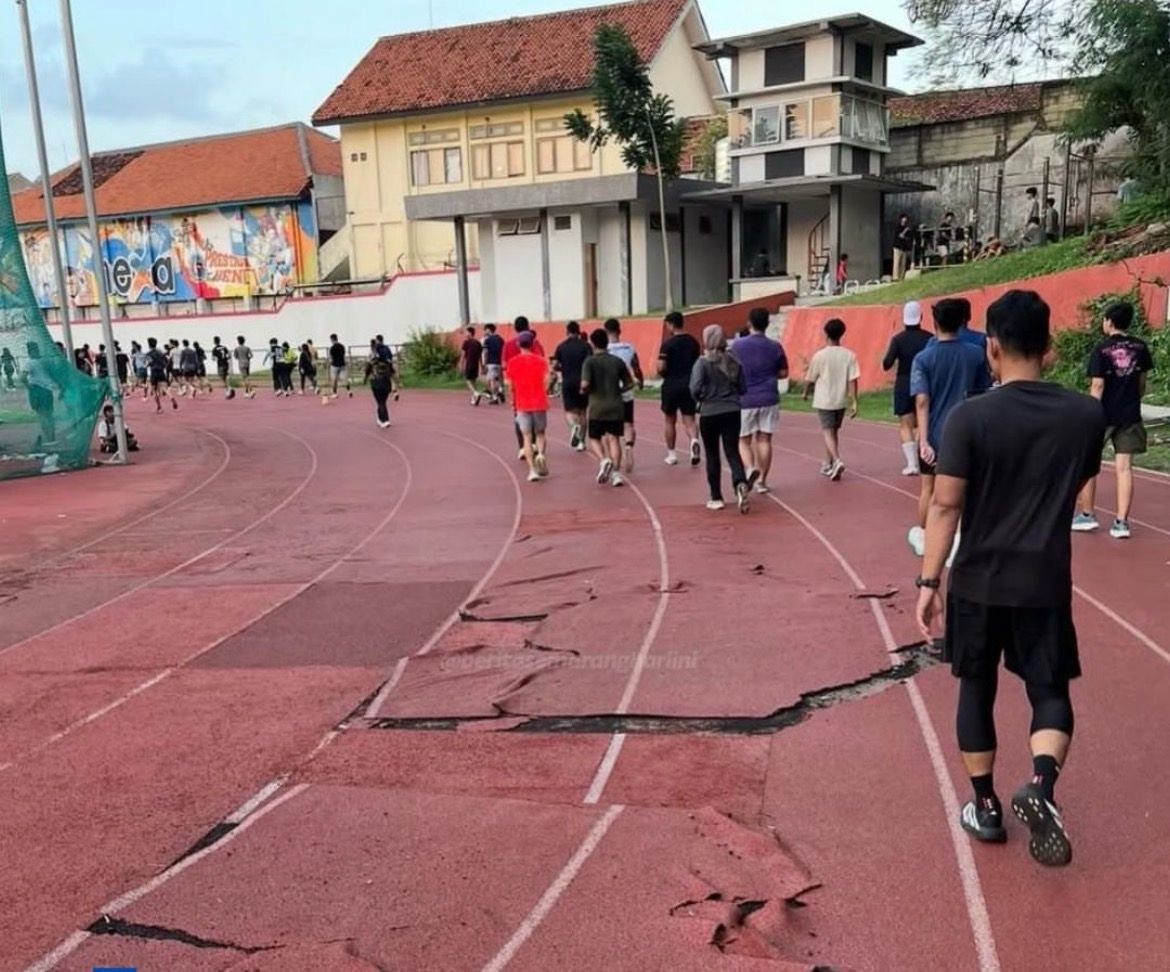 lintasan lari Tri Lomba Juang yang rusak
