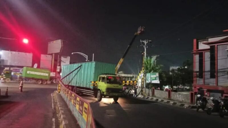 Untuk Ketiga Kalinya, Portal Pembatas Kendaraan Berat di Jrakah Semarang Ditabrak Truk