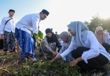 Taj Yasin Ajak Ratusan Santri Tanam Mangrove di Rembang