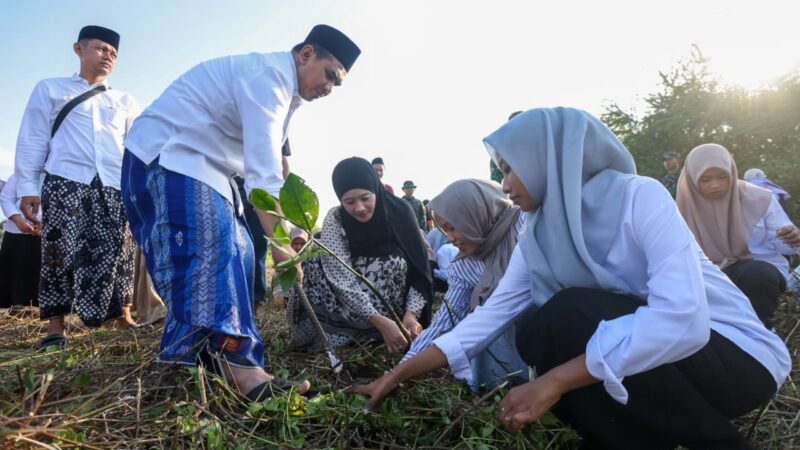 Taj Yasin Ajak Ratusan Santri Tanam Mangrove di Rembang