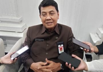 Petugas Dispendukcapil Diduga Main Game Saat Ramai Pelayanan, Kepala Dinas Buka Suara