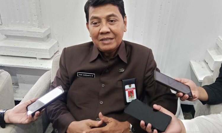 Petugas Dispendukcapil Diduga Main Game Saat Ramai Pelayanan, Kepala Dinas Buka Suara