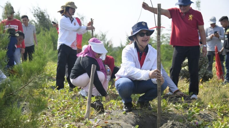 Wali Kota Agustina Wilujeng Ajak Karang Taruna Rawat Bibit Cemara Laut di Pulau Tirang
