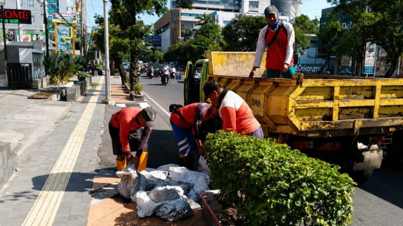 DPU Intensifkan Pembersihan Drainase di Kawasan Simpang Lima