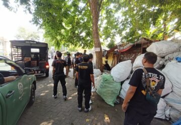 Empat Lapak Usaha Rongsok di Jalan Kolonel Sugiyono Ditertibkan Satpol PP