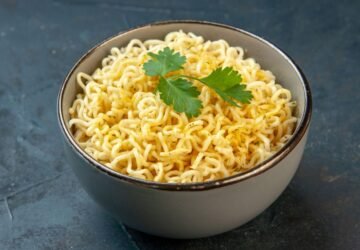 Sering Tambah Nasi hingga Sosis ke Mi Instan? Ini 6 Kombinasi yang Perlu Dibatasi