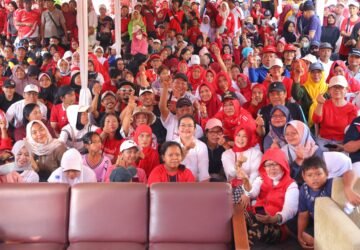 Semarakkan Jalan Sehat Muktiharjo Kidul, Wali Kota Cek Realisasi Bantuan Rp25 Juta per RT