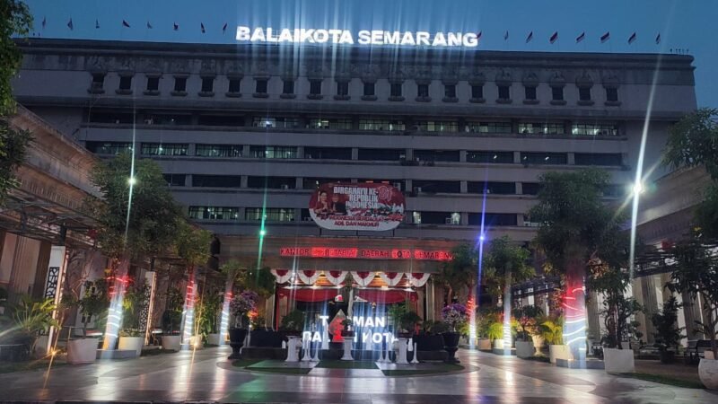 Bendera Raksasa Tak Hiasi Gedung Moch Ichsan Jelang HUT ke-81 RI, Ini Kata Wali Kota Semarang