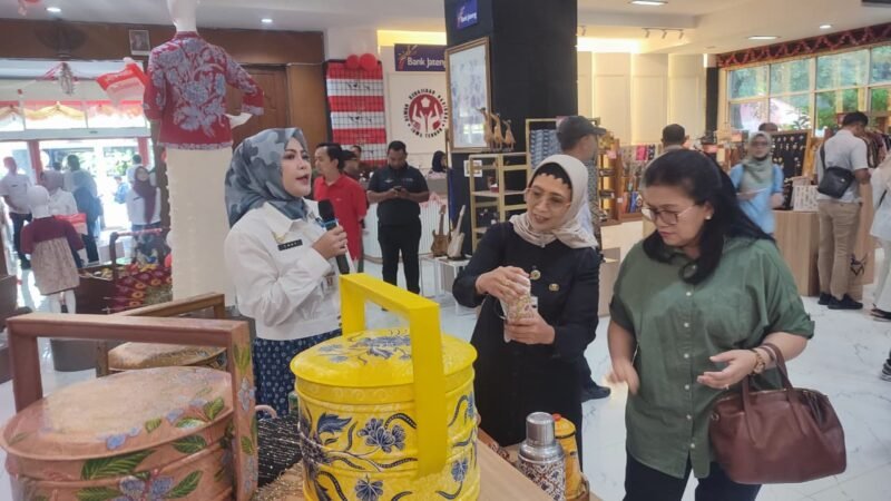 Keliling Semarang Naik Bus Wisata, Kini Bisa Mampir ke D’Store dan Belanja Produk UMKM Jateng