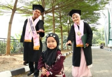 Perjuangan Dari “Beras Kondangan”, Pasutri Raih Gelar Doktor dan Magister Bersama