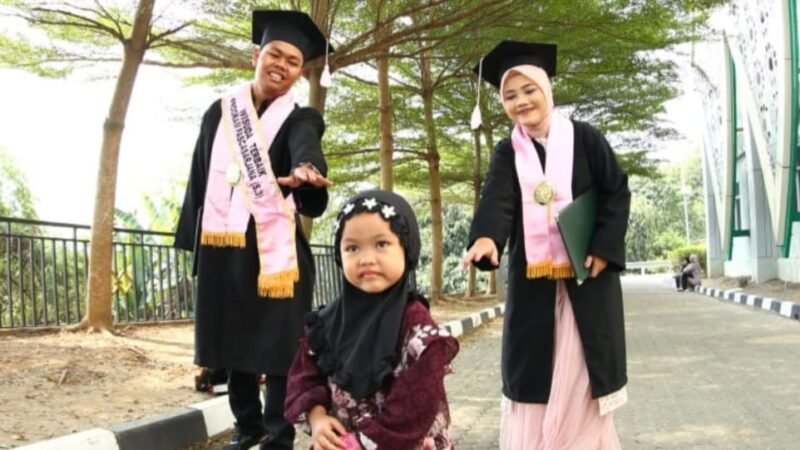 Perjuangan Dari “Beras Kondangan”, Pasutri Raih Gelar Doktor dan Magister Bersama