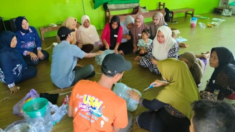 Rob Rendam Sawah dan Tambak, Warga Timbulsloko Kembangkan Akuaponik