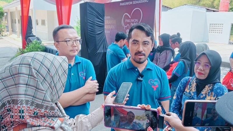 Head of HR Pakuwon Group, Iful Novianto bersama Camat Banyumanik, Sri Martini, sedang memberikan keterangan pers kepada awak media seusai acara CSR.