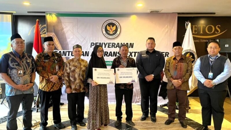 Ahli Waris Jemaah Haji Wafat Terima Asuransi Extra Cover Garuda Indonesia