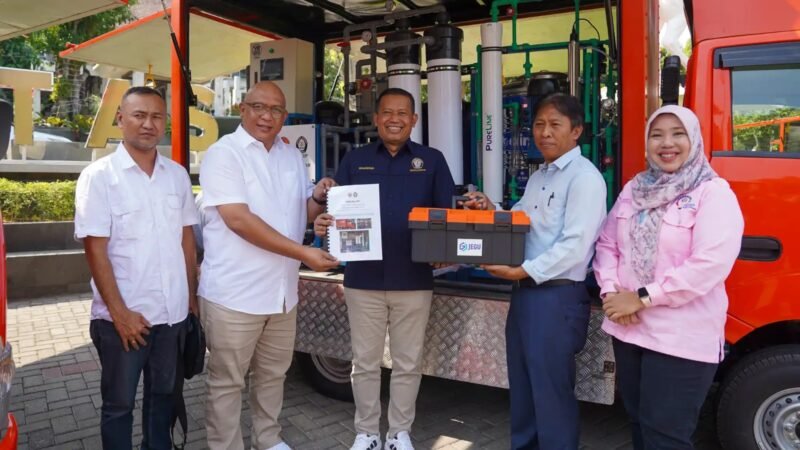 UNDIP Serahkan 5 Unit Mobile Water Treatment untuk Dukung Penanganan Bencana di Jawa Tengah