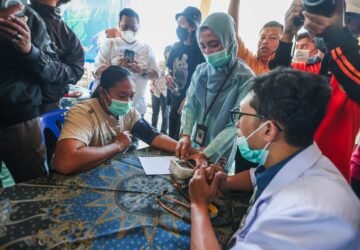 Asap Kebakaran TPA Putri Cempo Ganggu Pernapasan Warga, Dokter Spesialis Turun Tangan