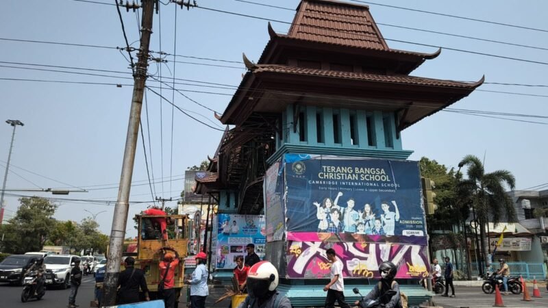 Ditabrak Truk Kontainer, Gerbang PRPP Semarang Rusak dan Nyaris Roboh