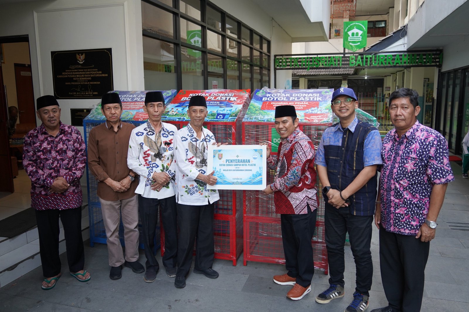 Dirut PDAM Tirta Moedal Kota Semarang, Ady Setiawan, menyerahkan enak kotak pilah sampah kepada pengurus Masjid Raya Baiturrahman.