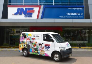 Armada JNE Berubah Jadi Galeri Seni, Kolaborasi Muklay Warnai Perjalanan HUT ke-36