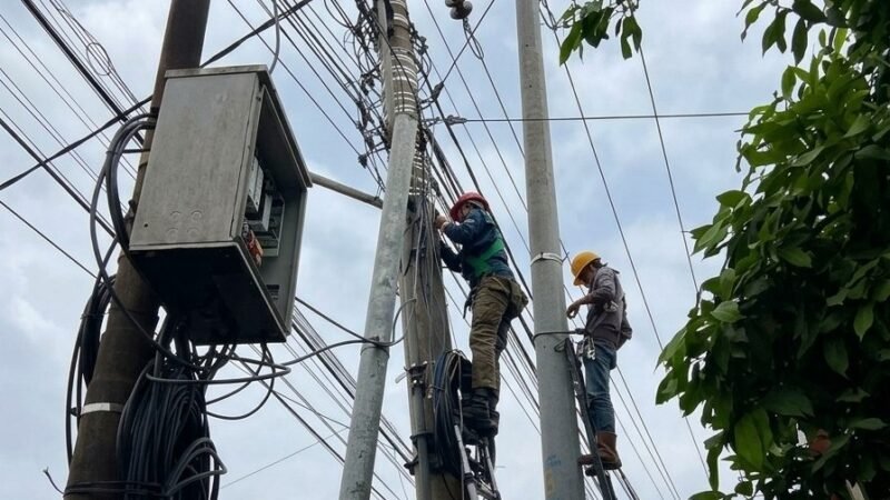 PLN Icon Plus Jaga Kondisi Infrastruktur Jaringan melalui Perapihan Kabel di Majenang