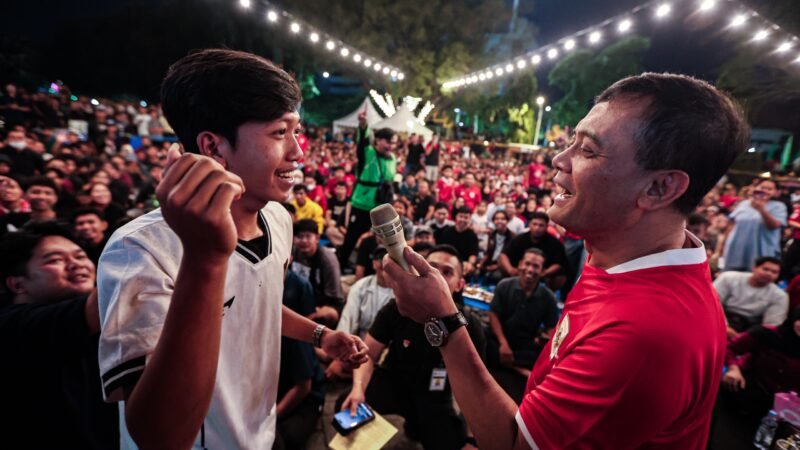 Wujud Kebersamaan di Rumah Rakyat, Gubernur Luthfi Nonton Laga Timnas Bareng Ribuan Warga