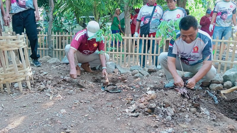 Ketua DPC Gerindra Kota Semarang, Joko Santoso, bersama Ketua PAC Semarang Barat, Abdul Majid, sedang menanam tanaman Toga di Taman Kota Krobokan.